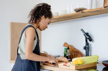 Práticas sustentáveis para adotar na cozinha e reduzir o desperdício